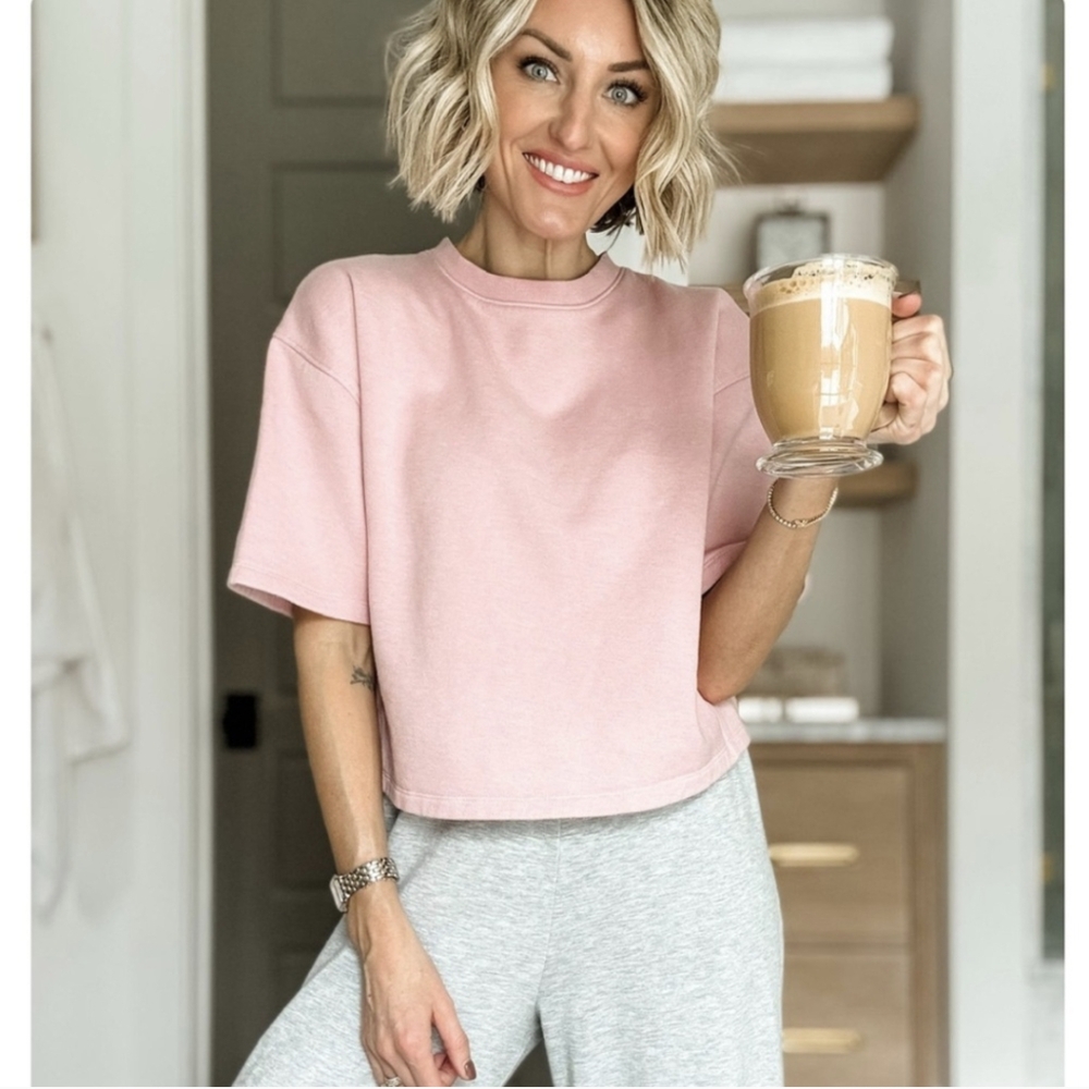 🎄 CLOSET CLEAR OUT SALE 🎄Universal Thread Cropped T-shirt